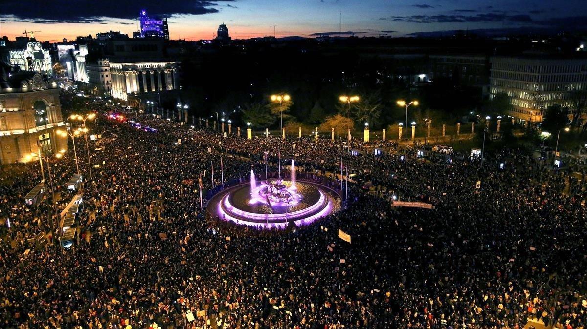 Vista aérea desde el ayuntamiento de Madrid con la Cibeles iluminada de violeta / David Castro 