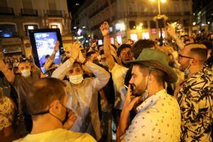  Cientos de jóvenes celebran el fin del estado de alarma, el pasado sábado por la noche, en la Puerta del Sol (Madrid). 