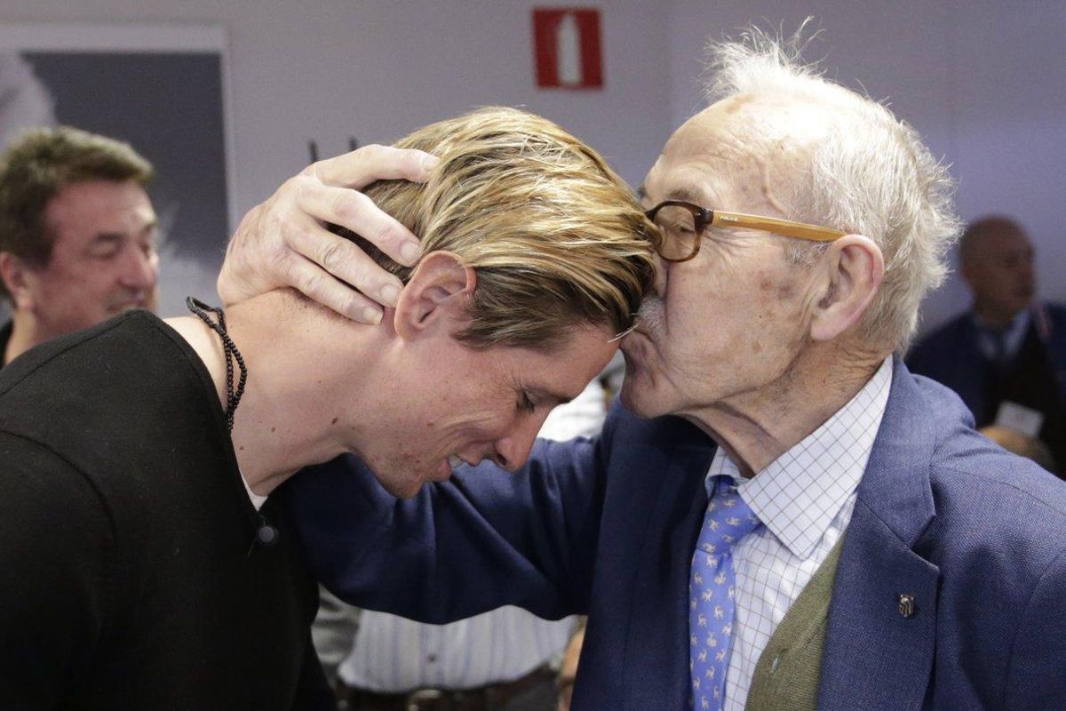 Manuel Briñas (d) saluda a Fernando Torres durante un acto en 2016. Manuel Briñas (d) saluda a Fernando Torres durante un acto en 2016.