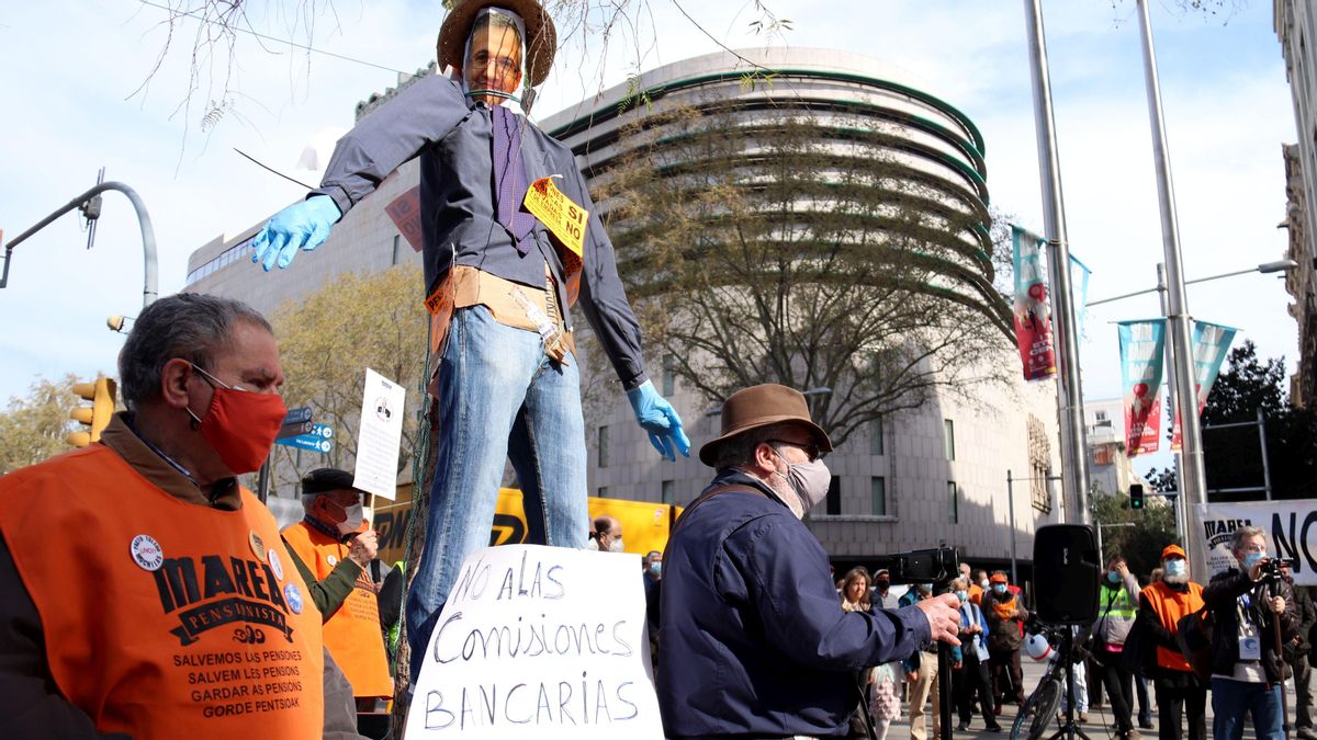 Los mayores lideran la rebelión contra las comisiones bancarias Los mayores lideran la rebelión contra las comisiones bancarias
