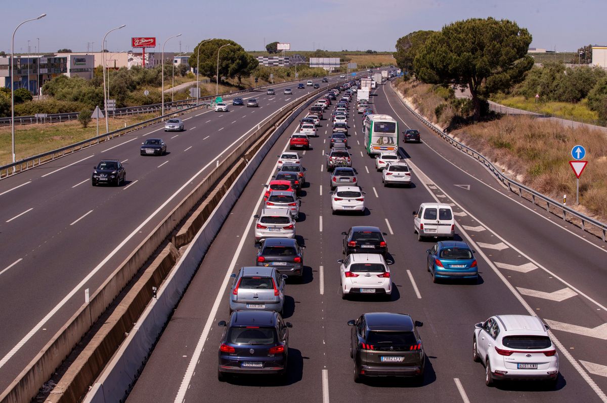 Retenciones el pasado sábado en la autovía A-49 en dirección a Huelva, que reflejan que el fin de las restricciones han animado a muchos ciudadanos a desplazarse hasta las playas de la provincia. Retenciones el pasado sábado en la autovía A-49 en dirección a Huelva, que reflejan que el fin de las restricciones han animado a muchos ciudadanos a desplazarse hasta las playas de la provincia.