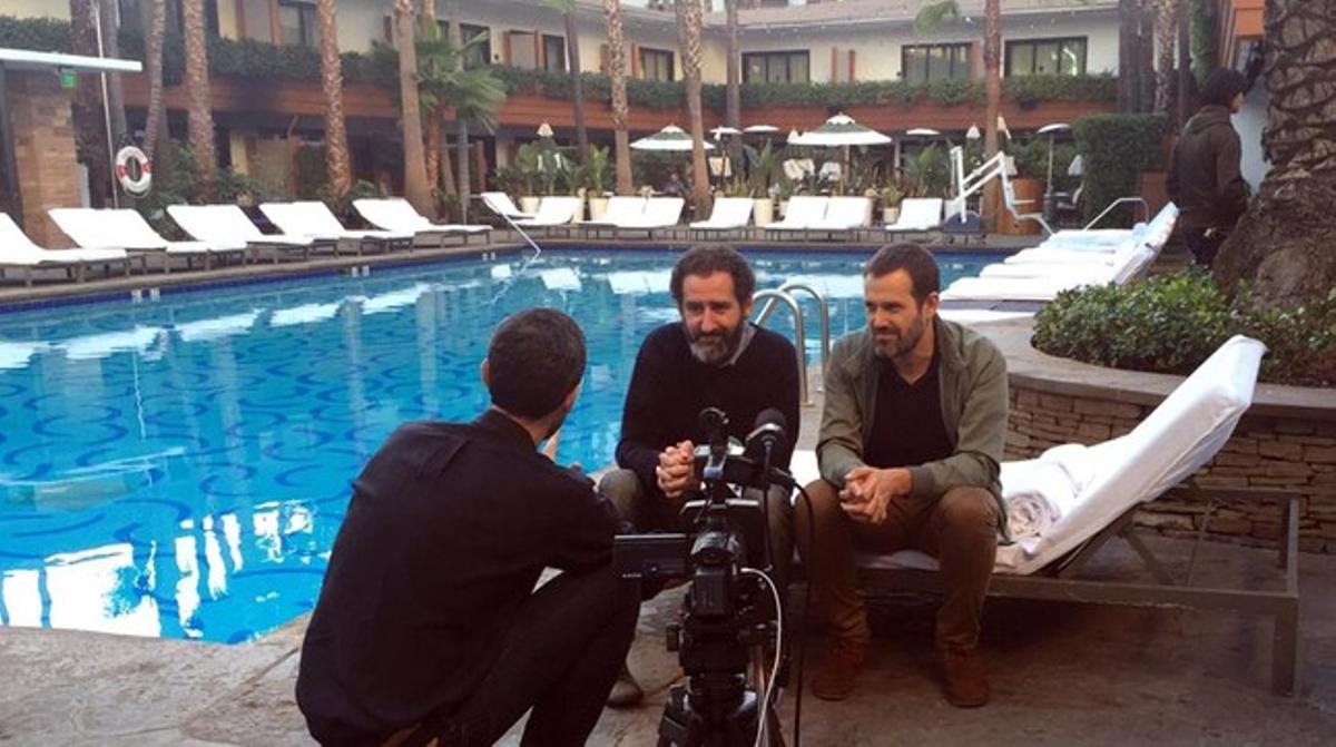 El productor y los directores de ’Loreak’, en el hotel West Hollywood, de Los Ángeles.