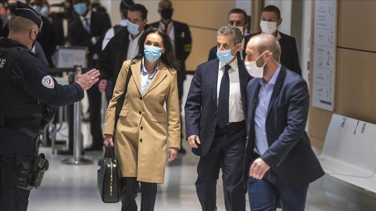 Sarkozy, en el centro de la imagen, junto a su abogada Jacqueline Laffont, a su llegada al tribunal de París. Sarkozy, en el centro de la imagen, junto a su abogada Jacqueline Laffont, a su llegada al tribunal de París.