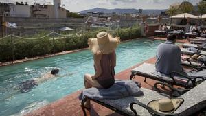 Imagen de archivo de turistas en una piscina.