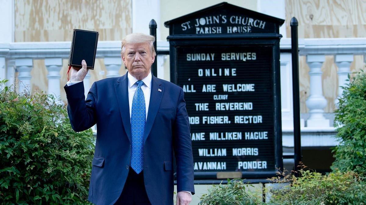 El presidente de los Estados Unidos, Donald Trump, sostiene una Biblia durante la visita a la iglesia de San Juan.