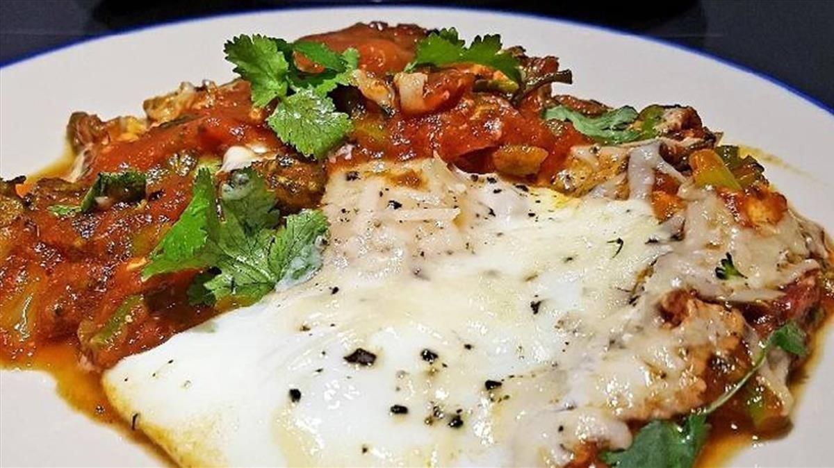 Un plato aderezado con cilantro. Un plato aderezado con cilantro.