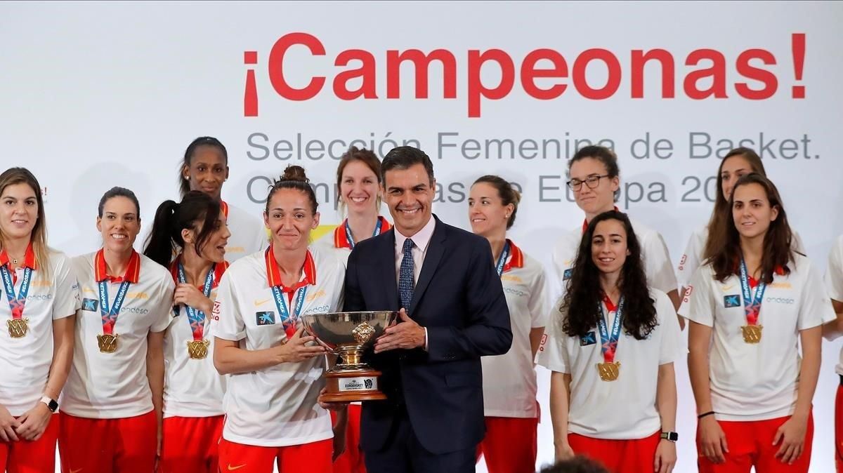 La Selección española de Baloncesto, campeonada de Europa, junto al presidente del Gobierno en funciones Pedro Sánchez, que sujeta la copa junto a la capitana Laia Palau. La Selección española de Baloncesto, campeonada de Europa, junto al presidente del Gobierno en funciones Pedro Sánchez, que sujeta la copa junto a la capitana Laia Palau.