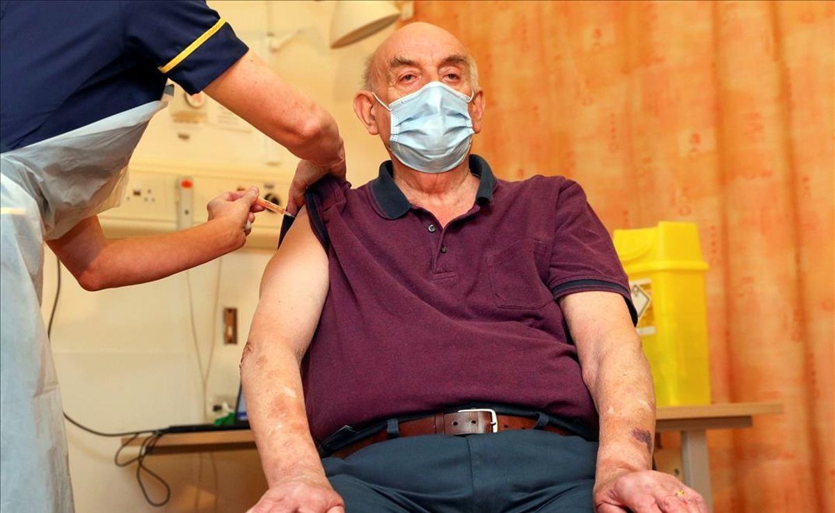 Brian Pinker, de 82 años, recibe la vacuna de Astra Zeneca en el Hospital Churchill de Oxford, este lunes. Brian Pinker, de 82 años, recibe la vacuna de Astra Zeneca en el Hospital Churchill de Oxford, este lunes.