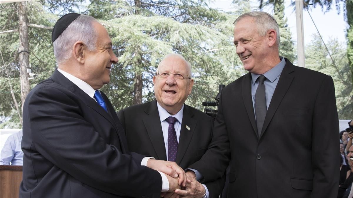 Netanyahu (izquierda) y Gantz (derecha) simbolizan el acuerdo junto al presidente de Israel, Reuven Rivlin. Netanyahu (izquierda) y Gantz (derecha) simbolizan el acuerdo junto al presidente de Israel, Reuven Rivlin.