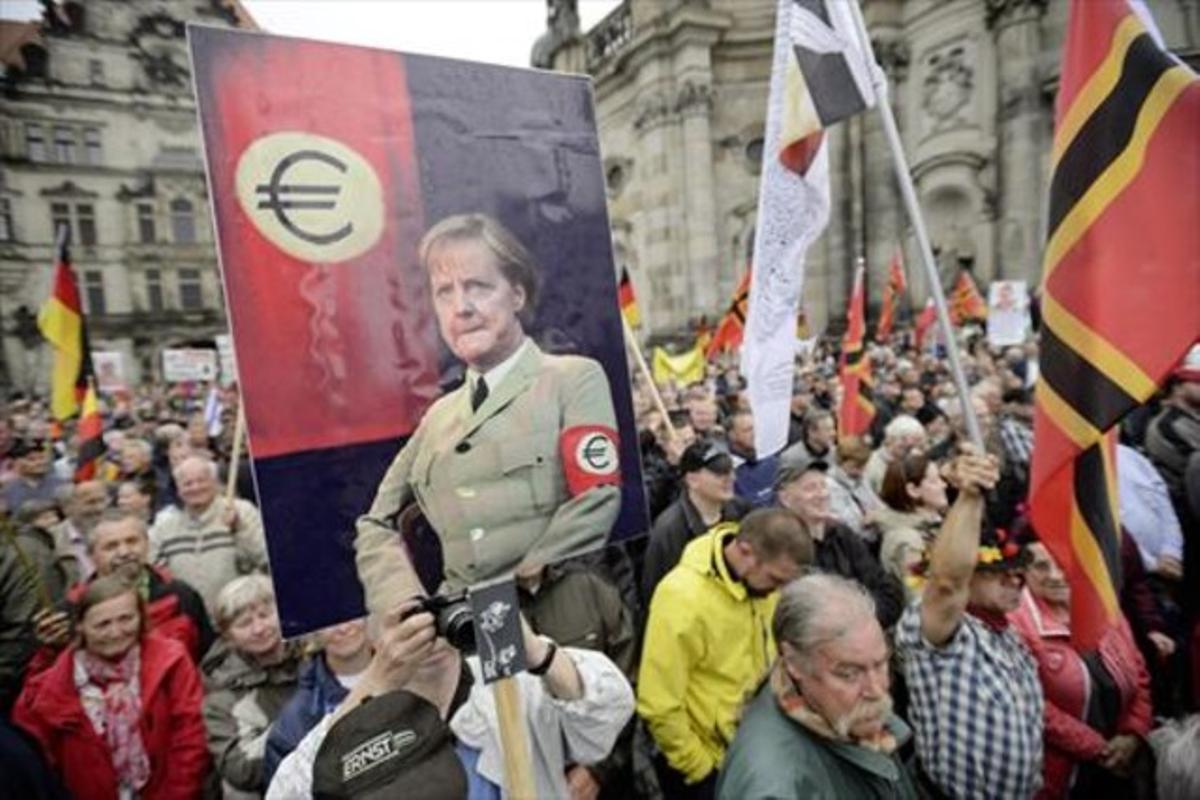Seguidores de Pegida, en una protesta contra Merkel y los refugiados.