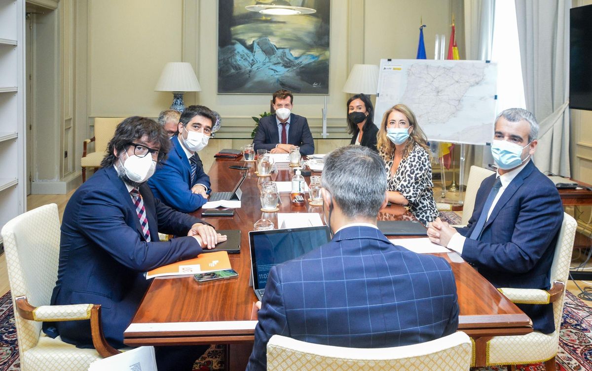 Acord entre Govern i Generalitat per ampliar l’aeroport del Prat i unir-lo amb l’AVE amb Girona i Reus Acord entre Govern i Generalitat per ampliar l’aeroport del Prat i unir-lo amb l’AVE amb Girona i Reus
