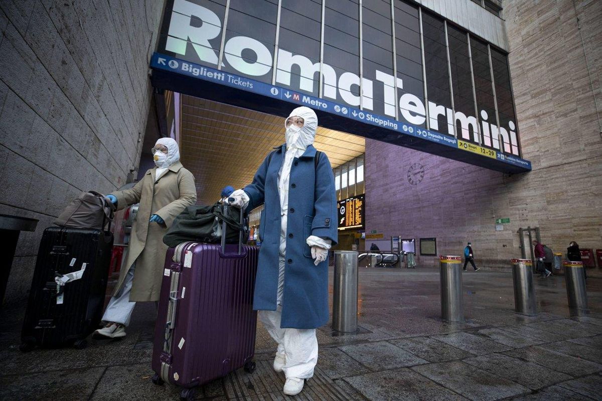 Dos pasajeras, en la estación Termini de Roma. Dos pasajeras, en la estación Termini de Roma.