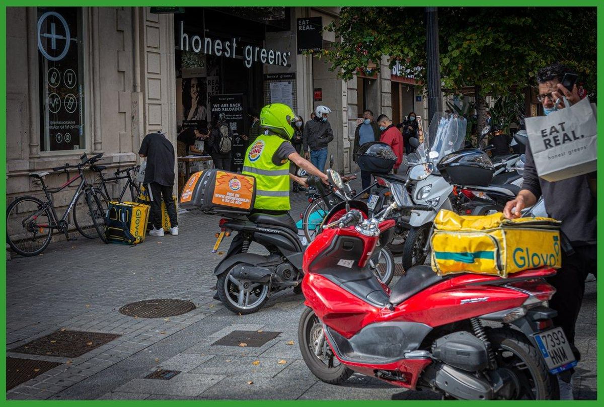 Repartidores de varias plataformas digitales esperan a recibir un pedido. Repartidores de varias plataformas digitales esperan a recibir un pedido.