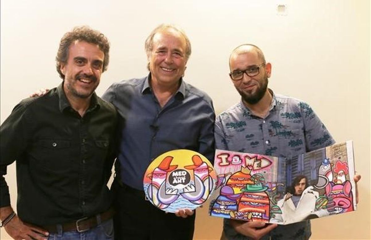 David Hernández (izquierda), Joan Manuel Serrat y el artista urbano J Loca. David Hernández (izquierda), Joan Manuel Serrat y el artista urbano J Loca.