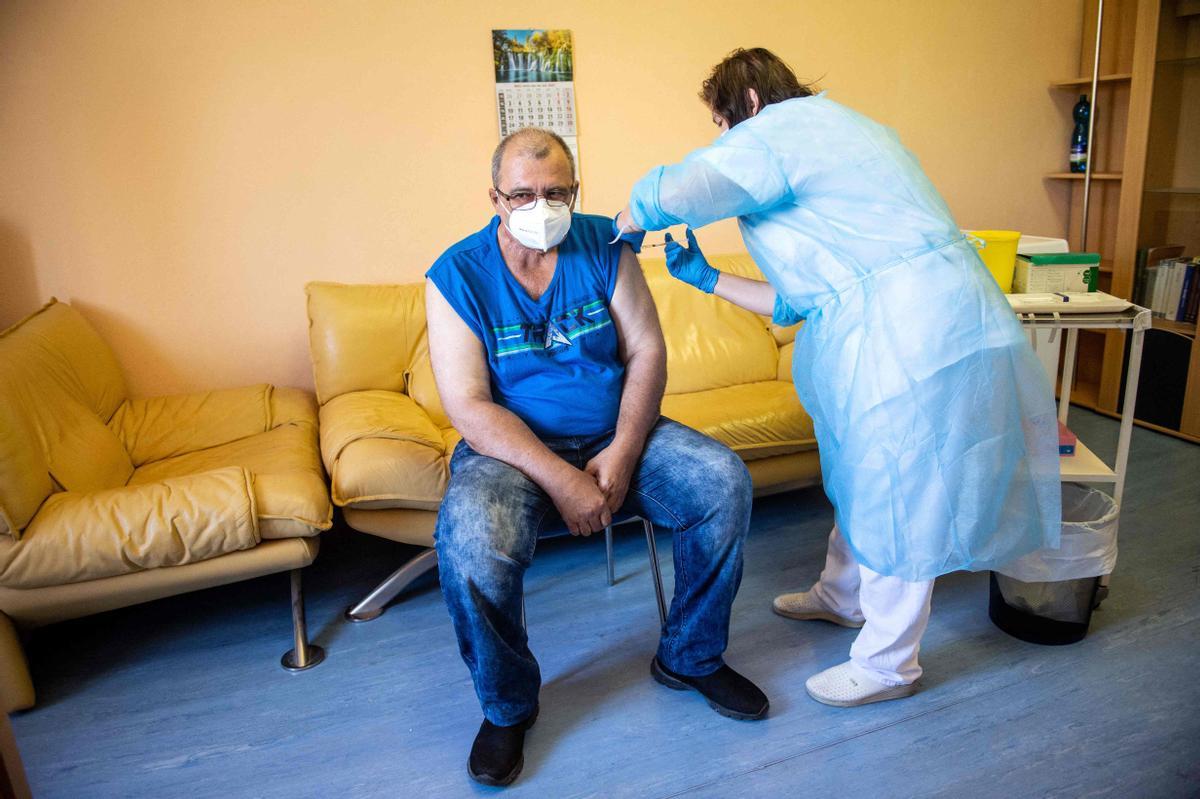Un hombre recibe una dosis de la vacuna rusa Sputnik V.