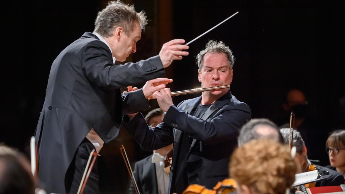 El flautista Emmanuel Pahud, con Jonathan Nott al frente de la Orquesta de la Suisse Romande, en el Palau de la Música