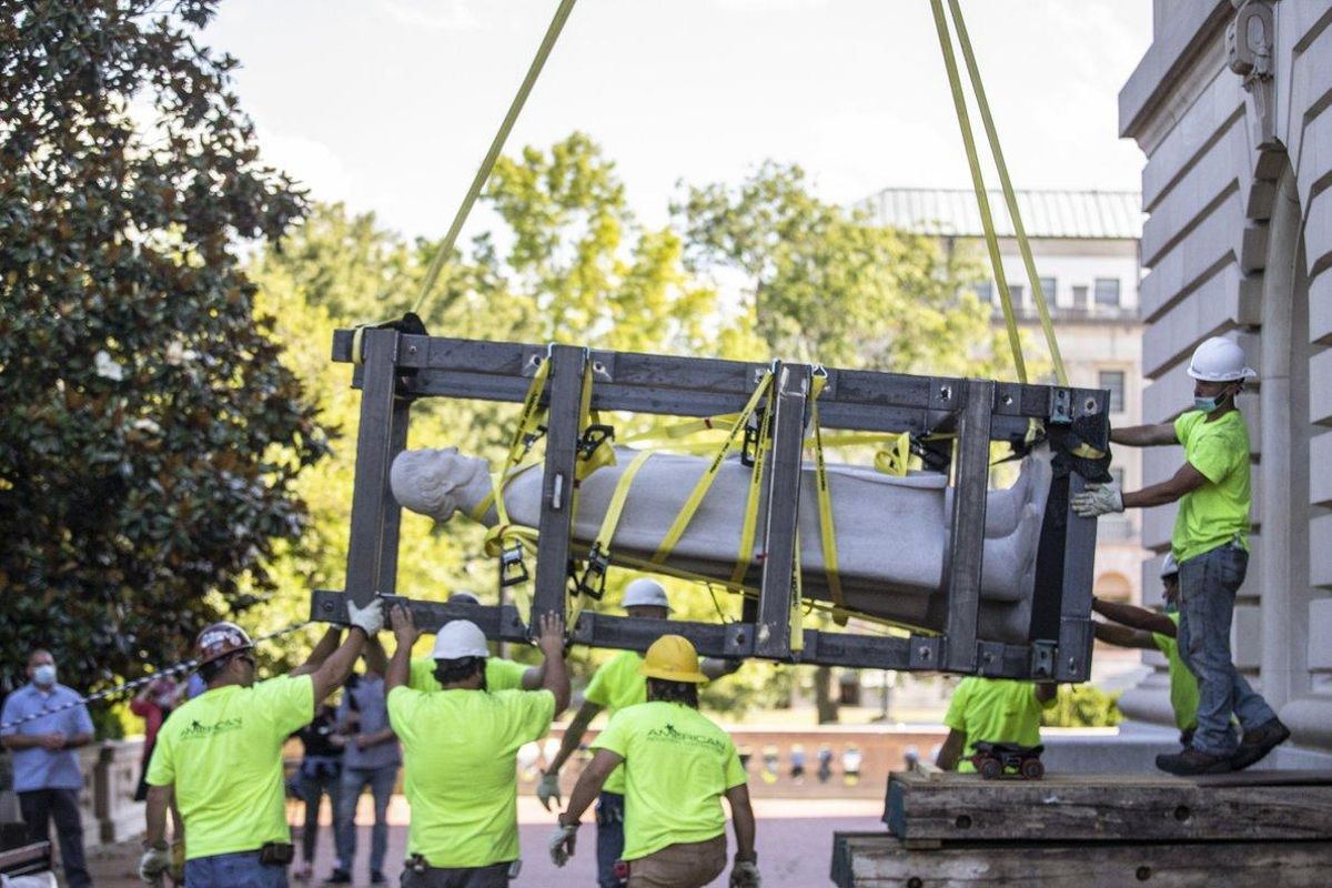 Operarios retiran la estatua de Jefferson Davis. Operarios retiran la estatua de Jefferson Davis.