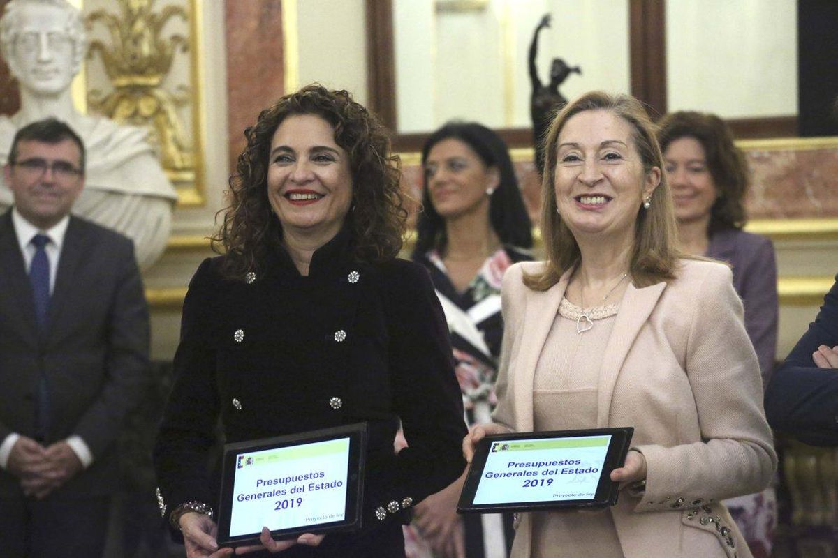 María Jesús Montero y Ana Pastor con los presupuestos de 2019. María Jesús Montero y Ana Pastor con los presupuestos de 2019.