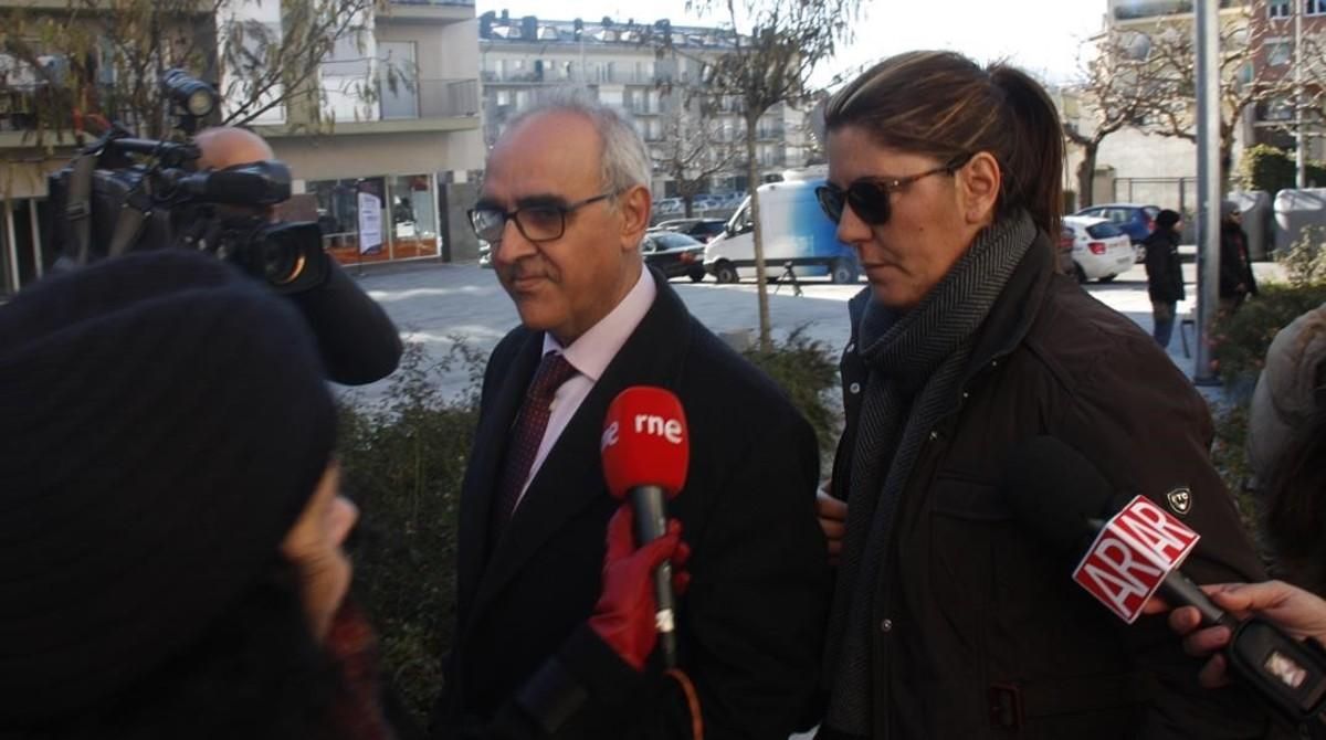 La madre de Nadia Nerea llega al juzgado de La Seu d’Urgell acompañada de su abogado, el pasado 9 de diciembre. La madre de Nadia Nerea llega al juzgado de La Seu d’Urgell acompañada de su abogado, el pasado 9 de diciembre.