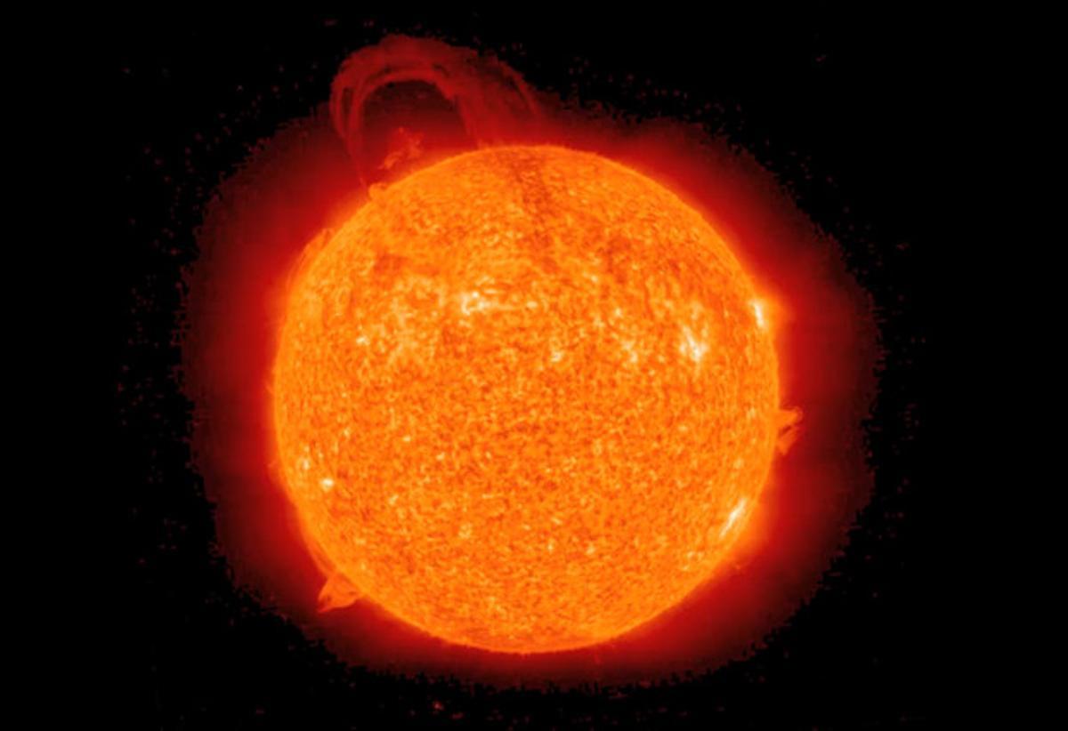El sol immortalitzat en tota la seva força. La franja vermella de dalt és una gran explosió, particularment gran per a la nostra estrella, que cada 11 anys arriba al seu punt culminant d’activitat; el 2010 es correspon amb un d’aquests punts.