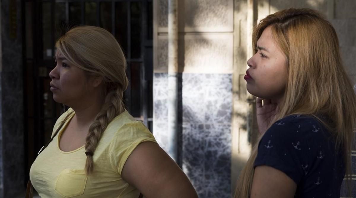 Marcela, a la izquierda, madre de una niña de nueves meses, junto a su hermana, en la puerta de su casa. Marcela, a la izquierda, madre de una niña de nueves meses, junto a su hermana, en la puerta de su casa.