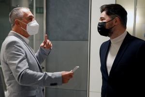 Joan Baldoví (Compromís) y Gabriel Rufián (ERC) se saludan, este martes en el Congreso, al encontrarse en la puerta de la sala de prensa.