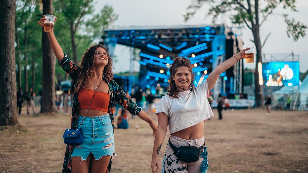 Dos chicas en un festival de música.