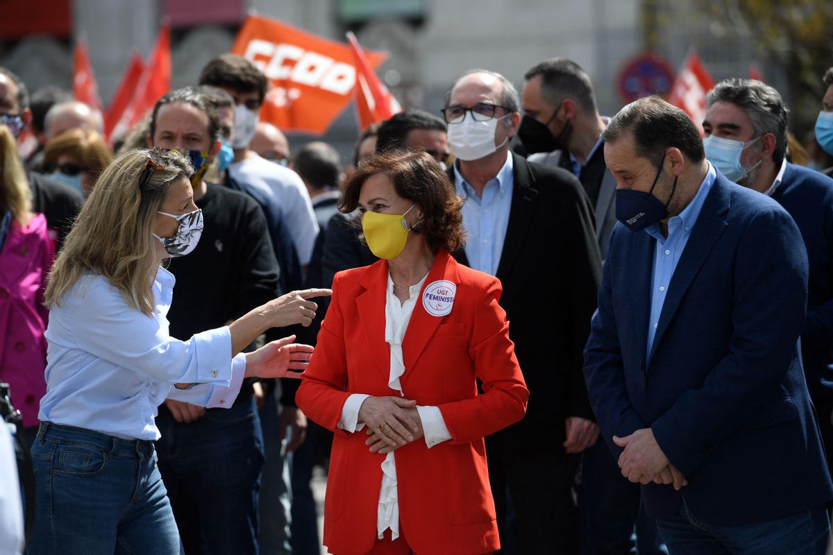 En primer término y de izquierda a derecha, las vicepresidentas Yolanda Díaz y Carmen Calvo y el ministro José Luis Ábalos; en segunda fila, los candidatos a las elecciones de Madrid Pablo Iglesias (Podemos), Ángel Gabilondo (PSOE) y el ministro de Cultura y Deporte, José Manuel Rodríguez Uribes. En primer término y de izquierda a derecha, las vicepresidentas Yolanda Díaz y Carmen Calvo y el ministro José Luis Ábalos; en segunda fila, los candidatos a las elecciones de Madrid Pablo Iglesias (Podemos), Ángel Gabilondo (PSOE) y el ministro de Cultura y Deporte, José Manuel Rodríguez Uribes.