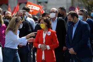 En primer término y de izquierda a derecha, las vicepresidentas Yolanda Díaz y Carmen Calvo y el ministro José Luis Ábalos; en segunda fila, los candidatos a las elecciones de Madrid Pablo Iglesias (Podemos), Ángel Gabilondo (PSOE) y el ministro de Cultura y Deporte, José Manuel Rodríguez Uribes.