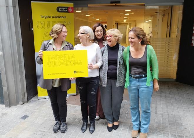 Barcelona entrega las primeras 1.000 tarjetas con servicios gratuitos para personas cuidadoras