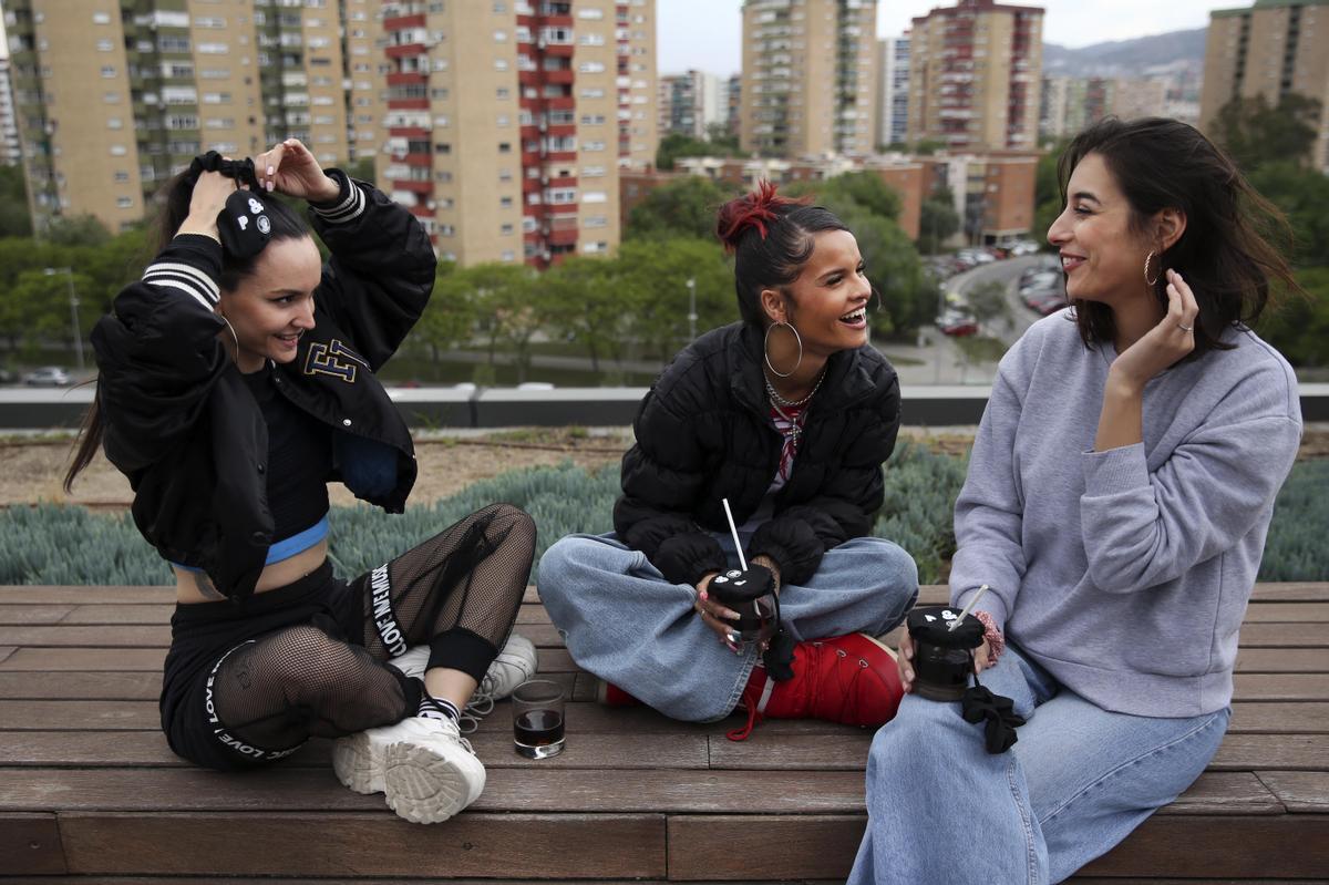 Dj Nàtura, Aleesha y Miss Raisa, antes de la entrevista con EL PERIÓDICO con los coleteros del Share Festival