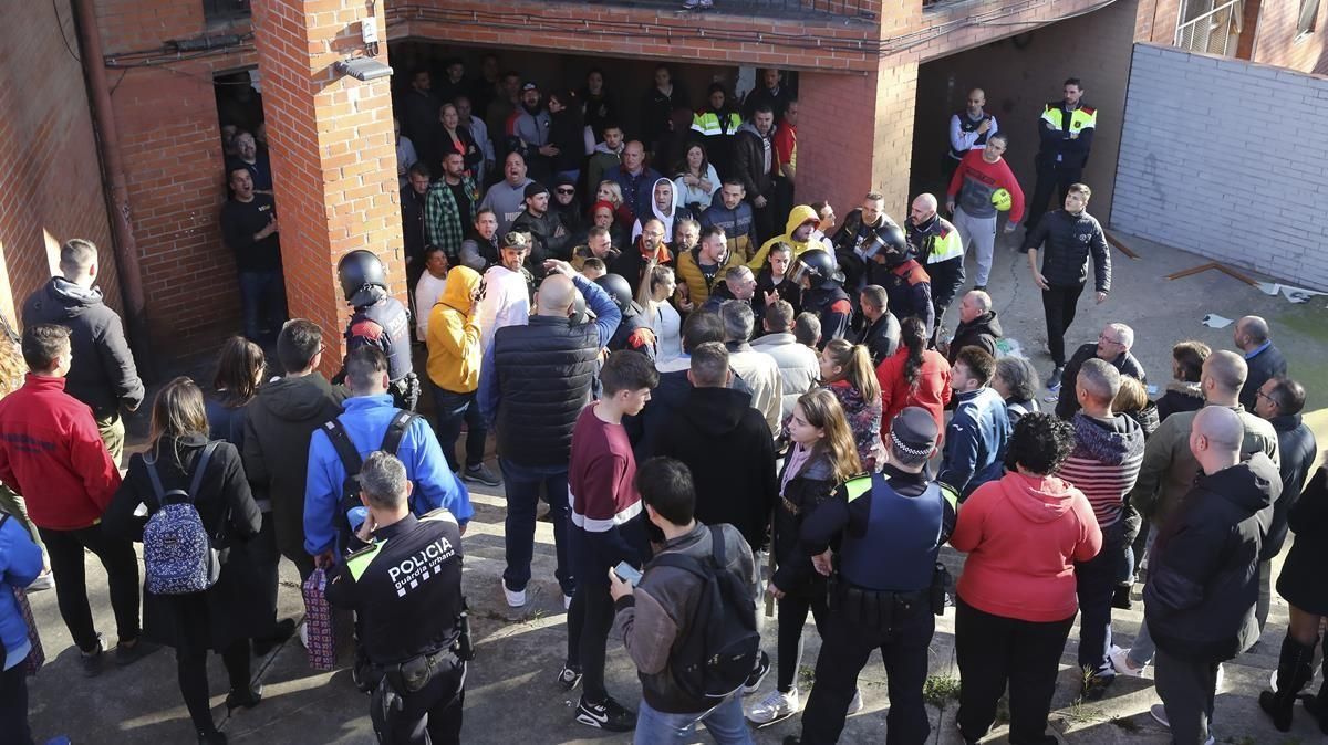 Los vecinos se concentraron al día siguiente del asesinato para mostrar su repulsa por el crimen. Josep Garcia Los vecinos se concentraron al día siguiente del asesinato para mostrar su repulsa por el crimen. Josep Garcia