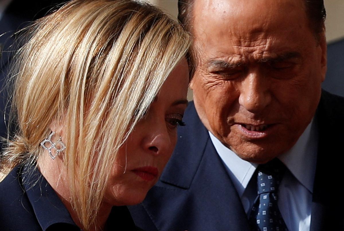 La primera ministra italiana, Giorgia Meloni, y el líder de Forza Italia, Silvio Berlusconi.