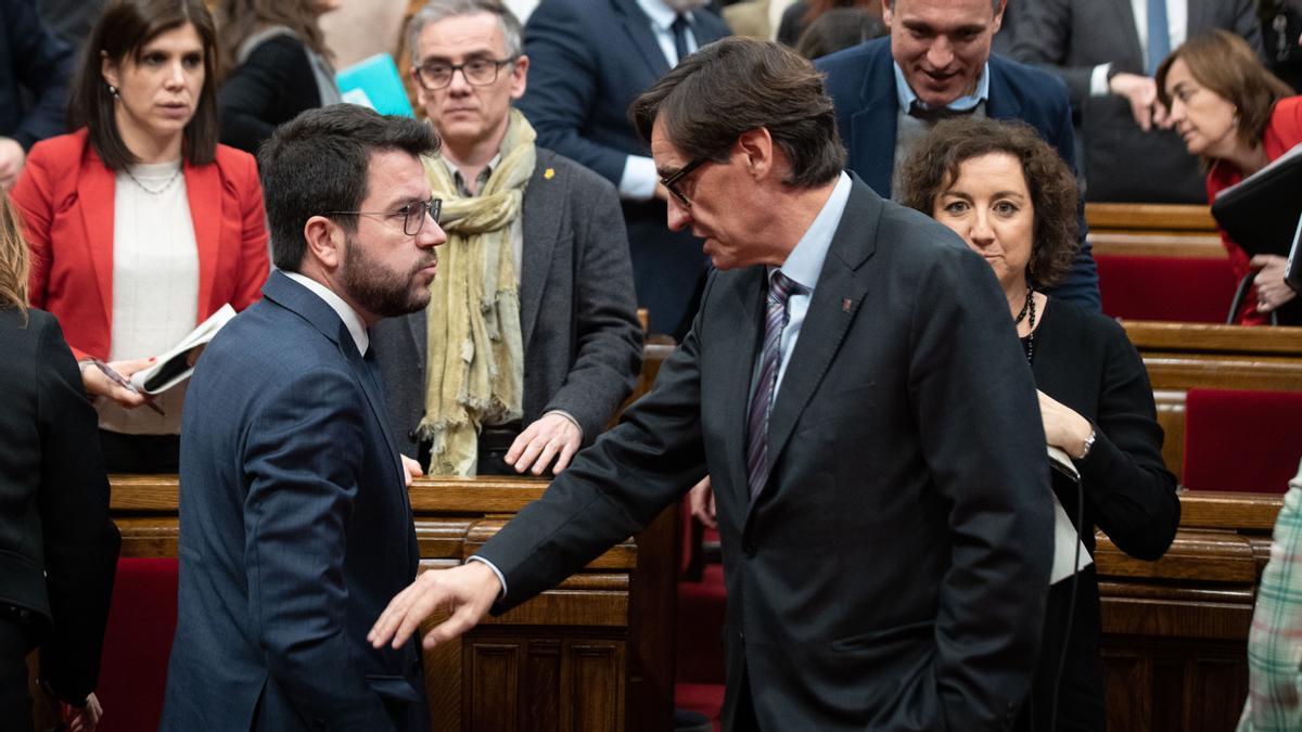 El presidente de la Generalitat, Pere Aragonès, y el líder del PSC, Salvador Illa, conversan durante una sesión plenaria en el Parlament
