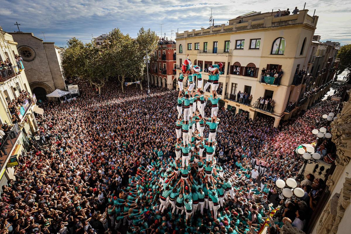 Els Castellers de Vilafranca fan història i carreguen l’inèdit 9 de 9 amb folre per Tots Sants.