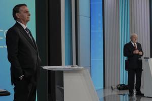 Bolsonaro y Lula participan en un debate hoy, en los estudios de TV Globo en Río de Janeiro (Brasil).