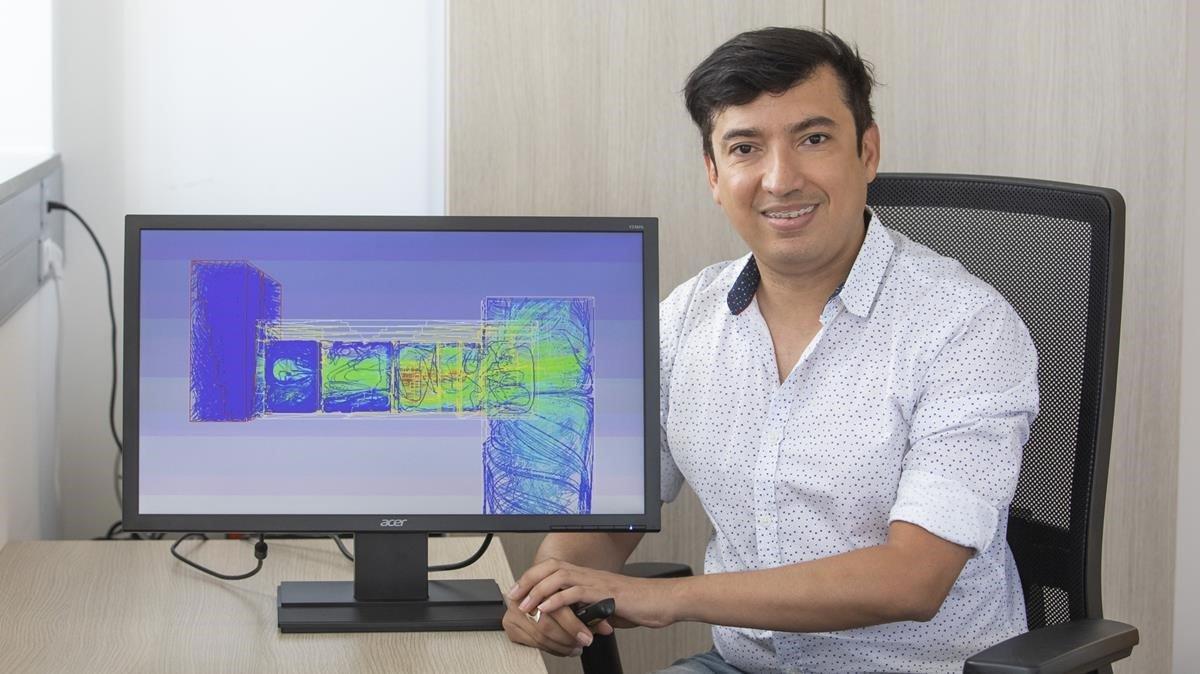 El investigador de la UPC Alfredo Guardo, junto al gemelo virtual de un piso degradado del Raval, que emplea para ensayar mejoras. El investigador de la UPC Alfredo Guardo, junto al gemelo virtual de un piso degradado del Raval, que emplea para ensayar mejoras.
