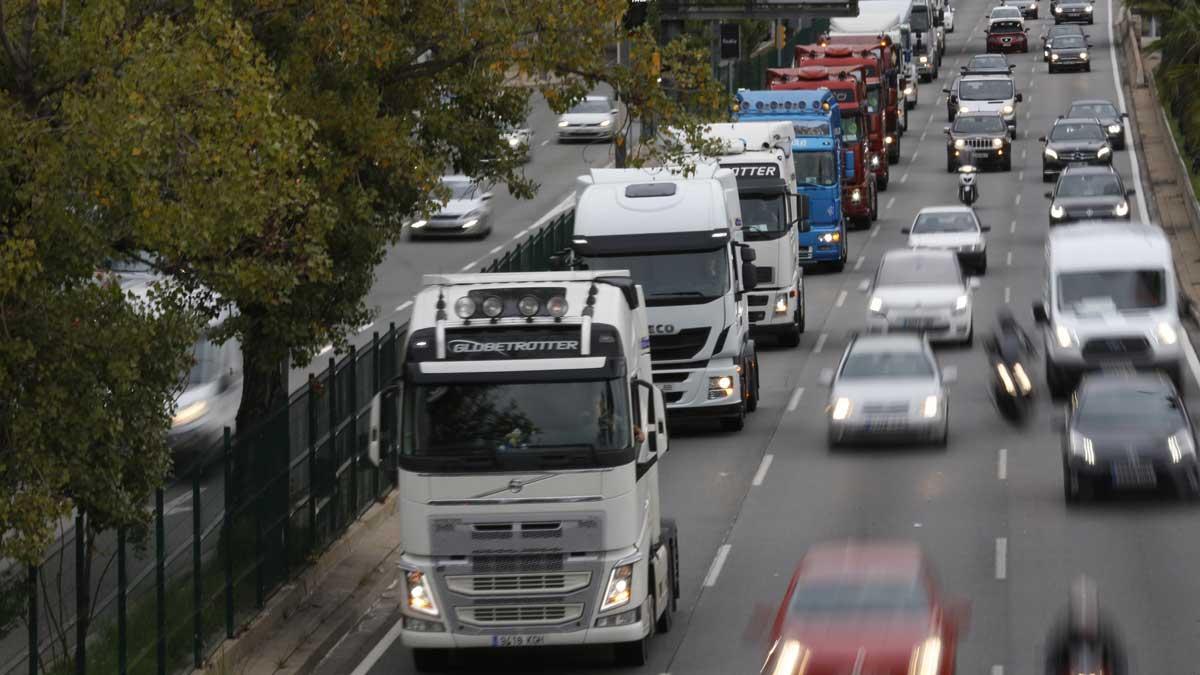 Los camiones circulan en marcha lenta por la Ronda de Dalt de Barcelona, a la altura de Vall d’Hebron.