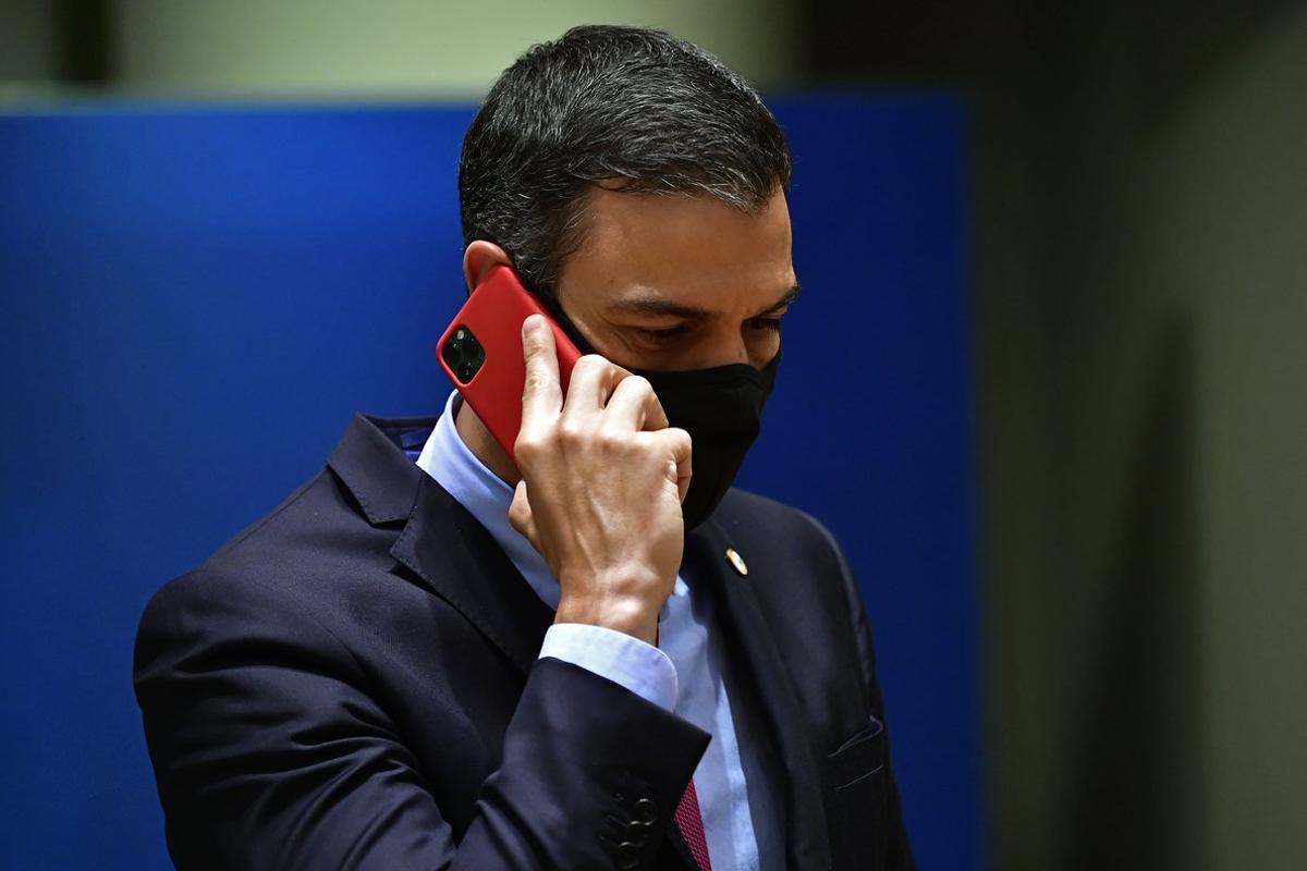 Pedro Sánchez habla por teléfono, el lunes, durante la cumbre de la UE.
