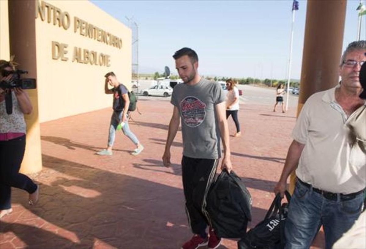Alejandro Fernández, a punto de entrar en la prisión granadina de Albolote, en Granada, este martes. Alejandro Fernández, a punto de entrar en la prisión granadina de Albolote, en Granada, este martes.