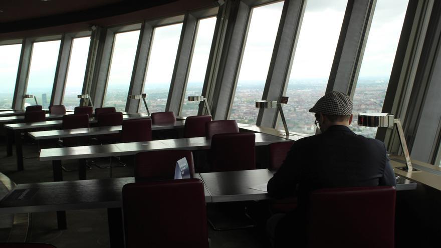 Teletrabajar desde un museo, un lago o la torre de televisión de Berlín - Vimarsana News