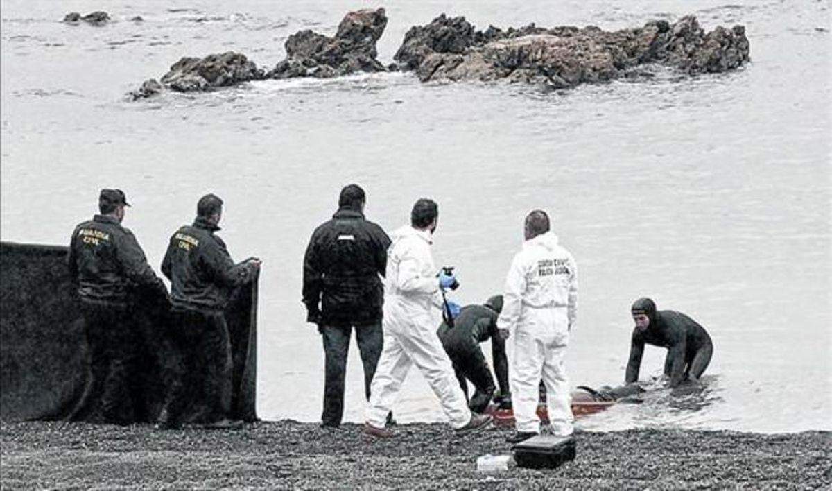 Rescate del cuerpo de una de las personas ahogadas en el Tarajal. Rescate del cuerpo de una de las personas ahogadas en el Tarajal.