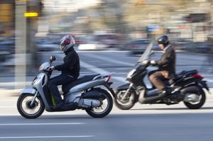 Dos motos, circulando ágiles por la calle de Aragó