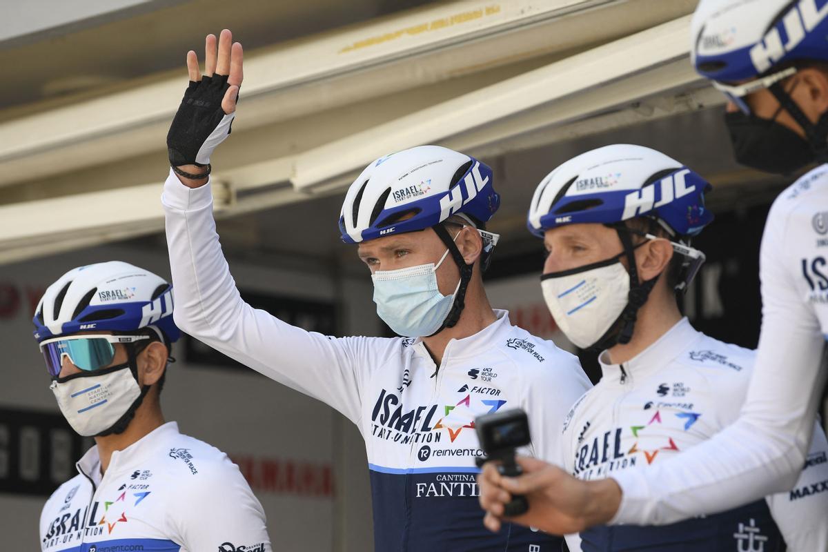 Chris Froome, con sus compañeros del equipo de Israel, en el podio de salida de la Volta, en Calella.