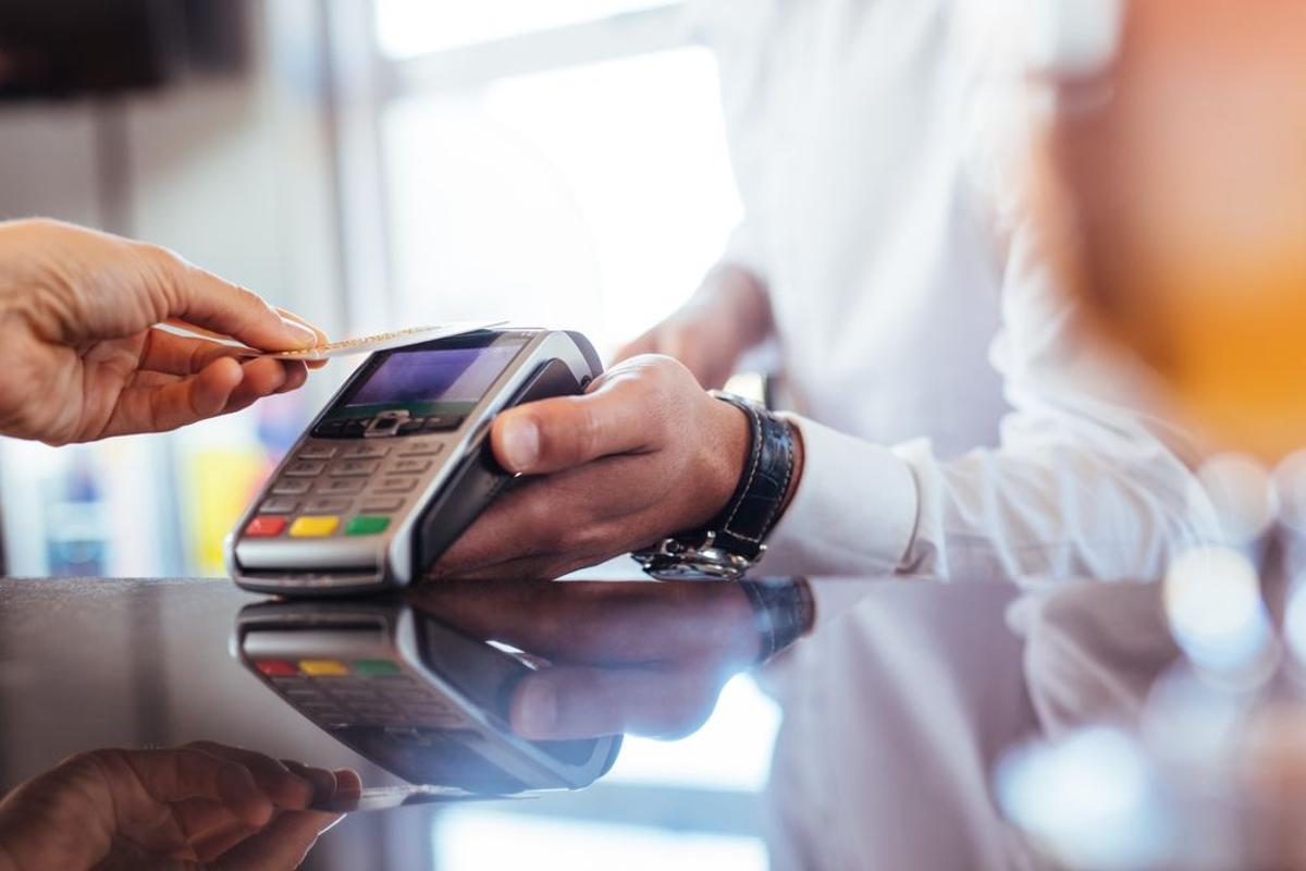 Un cliente paga en un establecimiento con tarjeta de crédito.