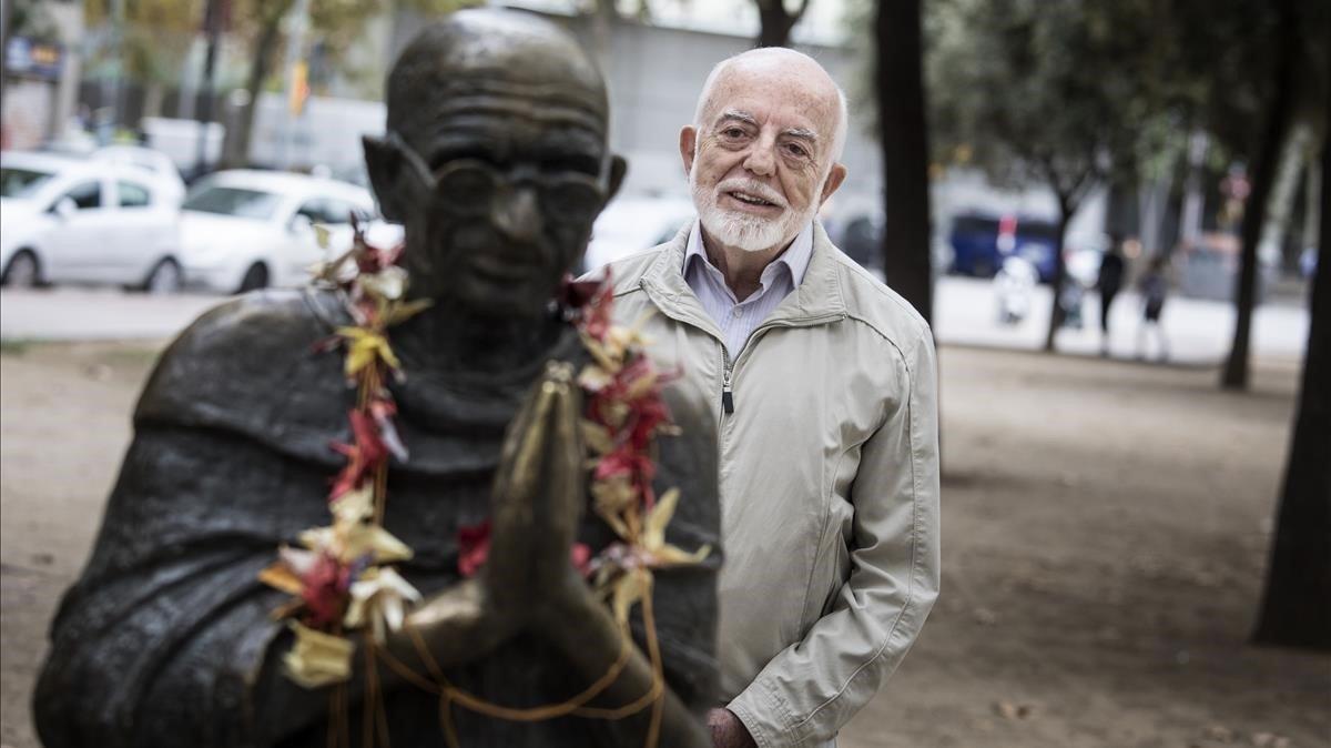 Lluís Fenollosa, junto a la estatua de Gandhi en Poblenou. 