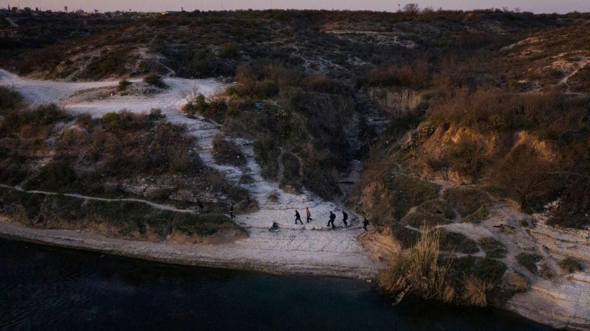 Inmigrantes en la orilla del Río Grande. Inmigrantes en la orilla del Río Grande.