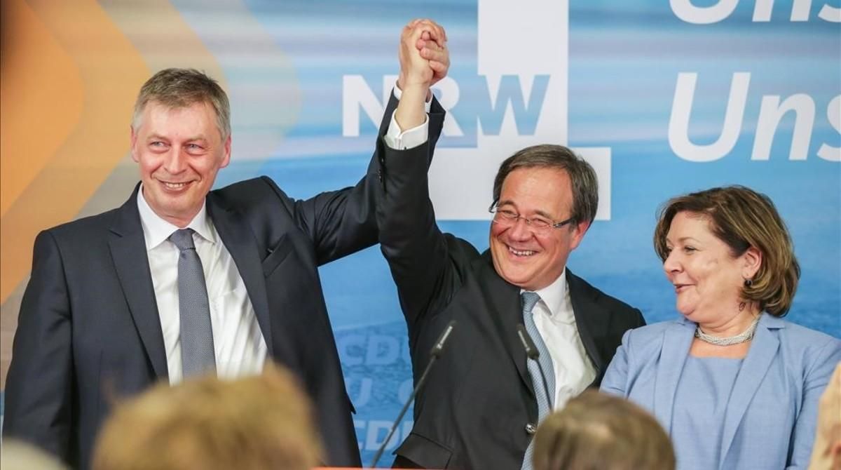 Armin Laschet (centro), el líder regional del CDU, con su esposa Susanne, y Bodo Loettgen, el secretario general en Renania del Norte-Westfalia. Armin Laschet (centro), el líder regional del CDU, con su esposa Susanne, y Bodo Loettgen, el secretario general en Renania del Norte-Westfalia.
