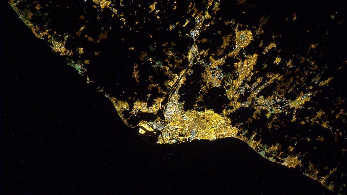 Vista de Barcelona y su área metropolitana por la noche, captada desde la Estación Espacial Internacional en 2011.