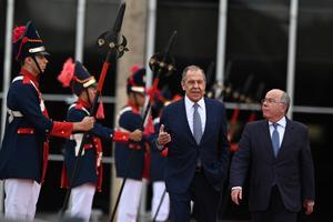 El ministro de Relaciones Exteriores de Rusia, Serguéi Lavrov, junto a su homólogo brasileño, Mauro Vieira (d), tras una reunión en Brasilia (Brasil). 